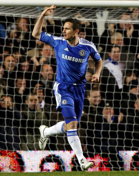 Lampard con la maglia del Chelsea: ci ha giocato dal 2001 al 2014, dopo aver fatto le giovanili nel West Ham. Epa